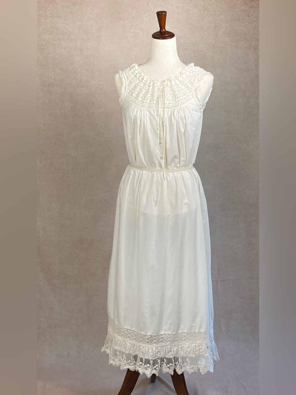 White Crocheted Lace Ribbon Yoke Button-Front Chemise, NEW - Picture 8 of 11